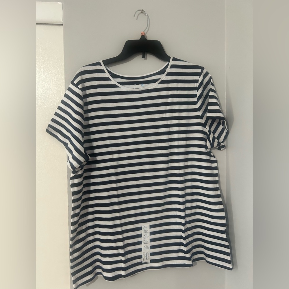 Croft & Barrow White & Navy Blue T-Shirt with Relaxed Fit